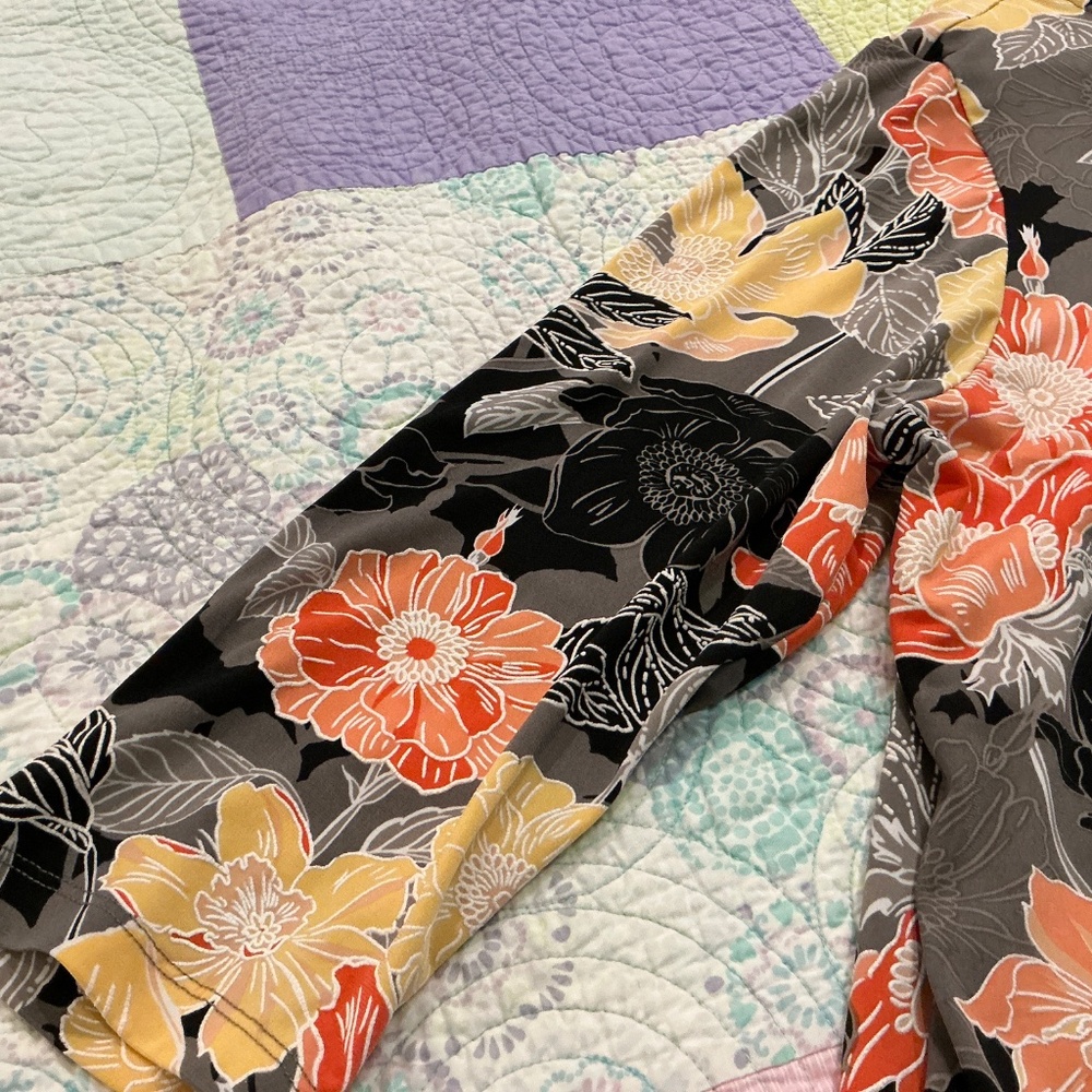Red Ruby XL 3/4 sleeve floral top - Picture 4 of 9
